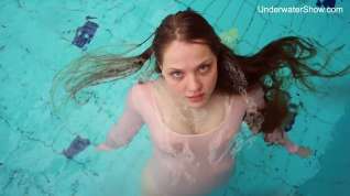 Online film Redhead Simonna Showing Her Body Underwater