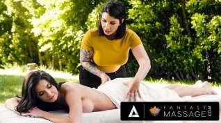 Online film Ivy Lebelle And Silvia Saige Have A Passionate Connection While Waiting For Masseuse