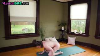 Online film Yoga babe stretches before masturbating in solo session