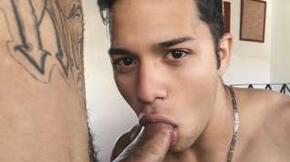 Online film Hot Latin Boy Delivers A Creamy Blowjob For Money