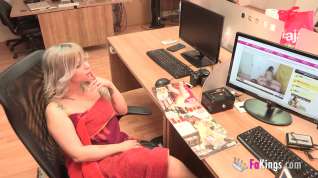 Online film Aris Dark is a ravishing, blonde milf who cant hold back from playing with stiff cocks