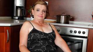 Online film Naughty Mature Lady Playing In The Kitchen - MatureNL