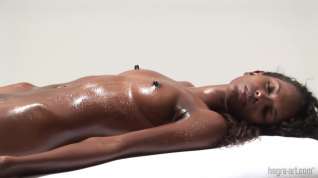 Online film Ebony beaut have a nice erotic massage