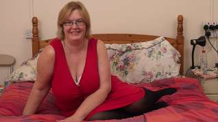 Online film British Mature Lady Shows Her Big Tits And Masturbates - MatureNL