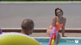 Online film Giorgia Roma and two horny guys are fucking next to the swimming pool, during the day