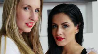 Online film Alex Black & Jenny Simons in Weapons of Seduction with Alex Black and Jenny Simons - StockingsVR