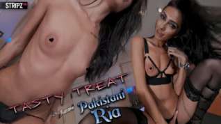 Online film Pakistani Ria in Tasty Treat - StripzVR