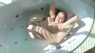 Online film Flexible erotic girl splits bathtub