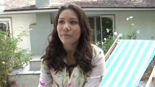 Online film Young real estate agent wants to convin