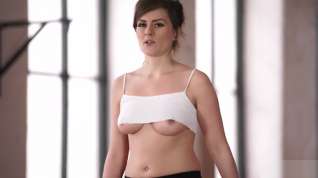 Online film British Babe with NATURAL TITS runs on treadmill!