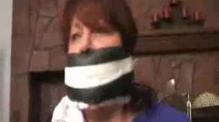 Online film Plump girl in mega-layered gag