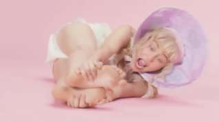 Online film Miley Cyrus Feet baby play