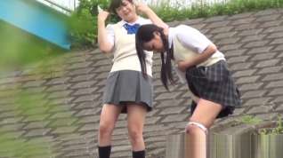 Online film Outside pissing competition with two young Japanese pupils