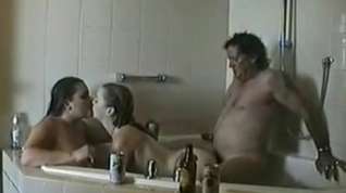 Online film (kalkgitkumdaoyna)amateur 3 some in bathroom