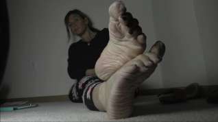 Online film La Creme wiggles her soles and toes right in your face.