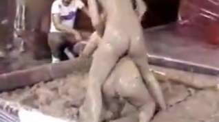 Online film Toni Kessering mud wrestling.