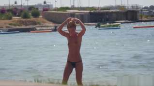 Online film Topless girlfriend on the beach