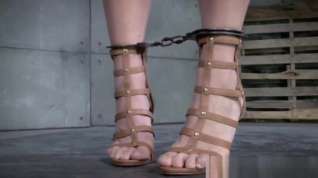 Online film Slave mask sub has her arms chained up