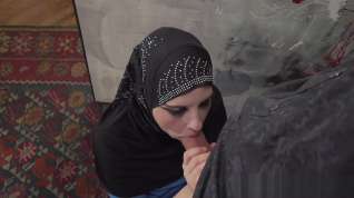 Online film Busty Muslim negotiates with sex