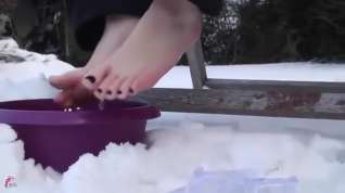 Online film Barefoot in Snow