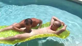 Online film Ed floating in the pool, getting head