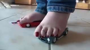 Online film Barefoot 2 Model Toy Car Crush