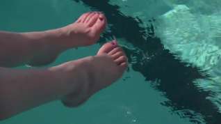 Online film Iris and Emma's Dirty Soles and Poolside Toes