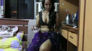 Online film Hot Indian maid teasing while working on saree