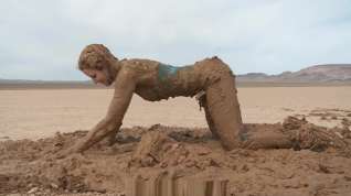 Online film Muddy Girl in Jeans