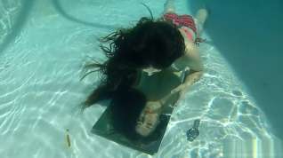 Online film Apple shows her breathholding skills on the bottom of the pool