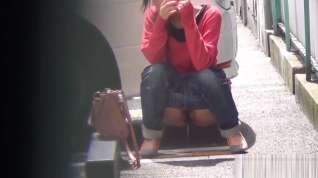 Online film Asian whore pees behind car