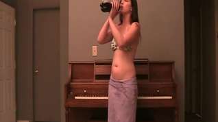 Online film Claire Coke Chug