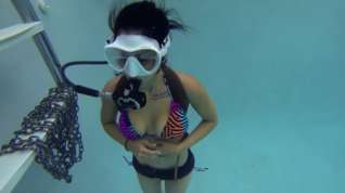 Online film scuba in pool with flooded mask