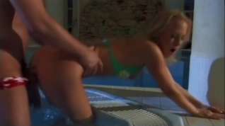 Online film Hot Blonde Is In The Pool And Drooling For Dick