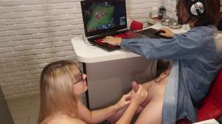 Online film The girl used the guy's cock while he was playing League of Legend (LOL)