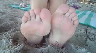 Online film MILF teases you with her miniature feets on the beach, playing with them in the sand and the sea.