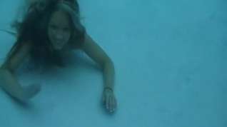 Online film Christina Model under water dance