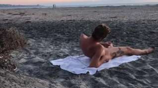 Online film Hot Guy Jerking Off At The Beach