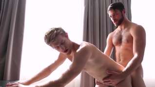Online film BLONDE TWINK FUCKED BY RUGGED STUD (Tommy Defendi)