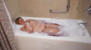 Online film Kat Cumsalot playing in the tub.