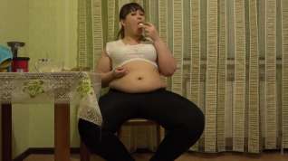 Online film Sexy bbw eats in the kitchen and strokes fat belly. Fetish.