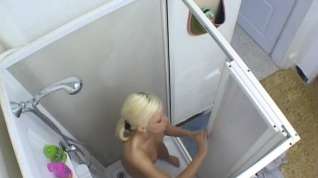 Online film Blonde Lola showering - Banapro s.r.o.