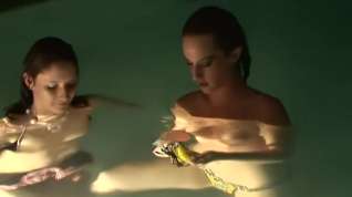 Online film Hot Young Babes Play In The Pool - DreamGirls