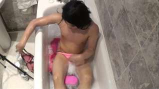 Online film Sissy Kaitlyn Crossdresser takes a bath