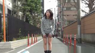 Online film Asian babe pulls up skirt