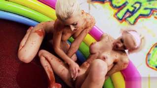 Online film A kiddy pool filled with jelly