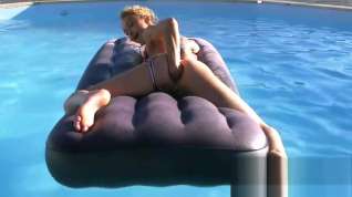 Online film Anal insertions by the pool