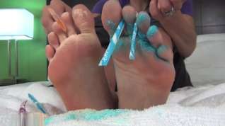 Online film Jess marinating her feet