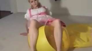 Online film Emily Addison: Duck Inflatable
