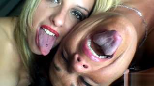 Online film Briella and mom long tongue playing